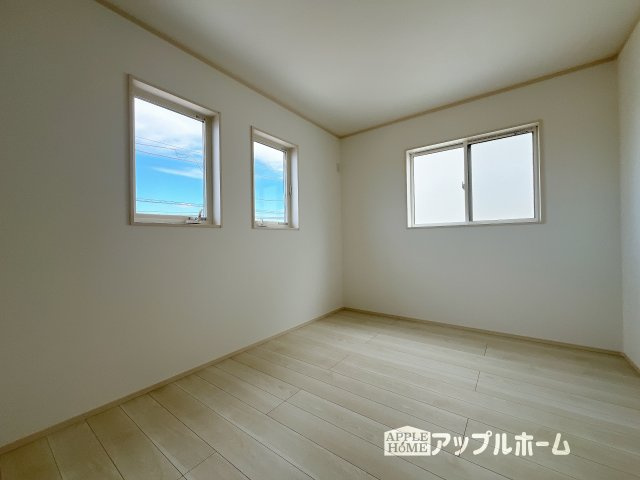 【新築戸建】深谷市宿根　全５棟の洋室|ウォークインクローゼット付きの洋室は、収納スペースが豊富で部屋全体がすっきりと片付きやすいのが特徴です。衣類や荷物を整理しやすく、生活感を抑えた洗練された空間を保てます。