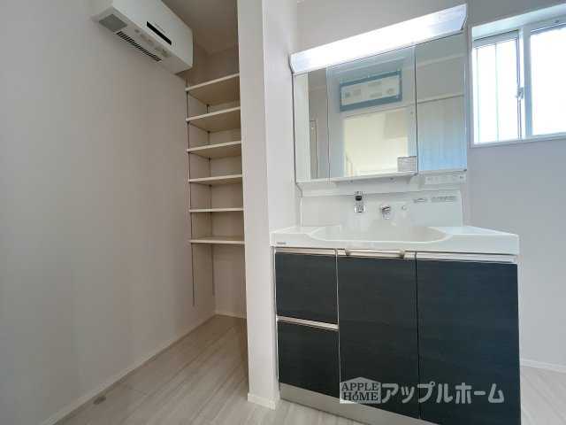 【新築戸建】深谷市宿根　全５棟のトイレ|温水洗浄器付き便座を標準装備してます♪窓付きで明るく、快適空間となっております。毎日使う場所だからこその配慮です。