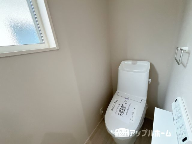 【新築戸建】深谷市宿根　全５棟のトイレ|温水洗浄器付き便座を標準装備してます♪窓付きで明るく、快適空間となっております。毎日使う場所だからこその配慮です。