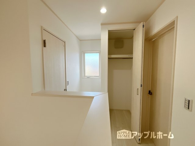 【新築戸建】深谷市宿根　全５棟の洗面所|三面鏡付きの洗面化粧台ですので、たっぷりと収納いただけます。白を基調とした清潔感のある快適空間です。毎日の身支度も気持ち良くお使い頂けます！！