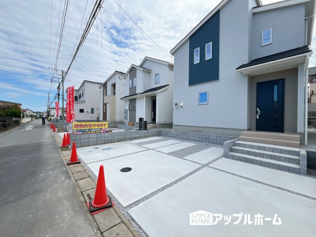 【新築戸建】深谷市宿根　全５棟の玄関|上下棚にたっぷり靴を収納できます。「ただいま」と玄関を開けた瞬間から、奥に広がる空間を明るい室内を感じられますね♪