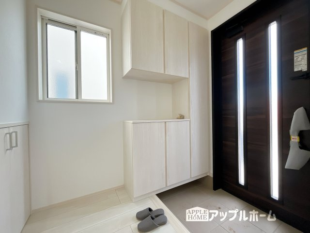 【新築戸建】深谷市宿根　全５棟の居間・リビング|窓から差し込む光で家族を温かく包み込みます。明るいリビングで子育てする喜びを★いつでも見学可能です！