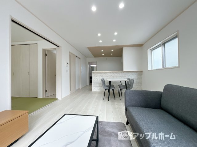 【新築戸建】深谷市宿根　全５棟の居間・リビング|広々リビング×対面キッチンで家族の会話も弾みます♪家族団らんの秘訣は間取りにあり★夢のマイホームを一緒に叶えましょう！