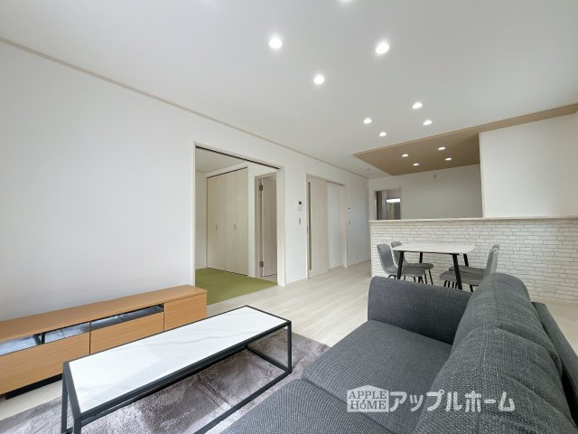 【新築戸建】深谷市宿根　全５棟の居間・リビング|大きな窓のあるリビングは、陽光あふれる明るい空間です。居心地良く、ご家族皆がゆったり寛げる憩いの空間となりそうです。