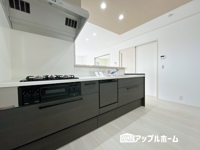 【新築戸建】深谷市宿根　全５棟のキッチン|キッチンからのママ目線はコチラ♪キッチンは開放感もありリビング全体が見渡せますね♪広くて明るいキッチンは大変使いやすくなっております。