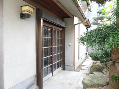 【玄関】 | 洲本市本町一丁目一戸建（698番） | 令和７年９月撮影