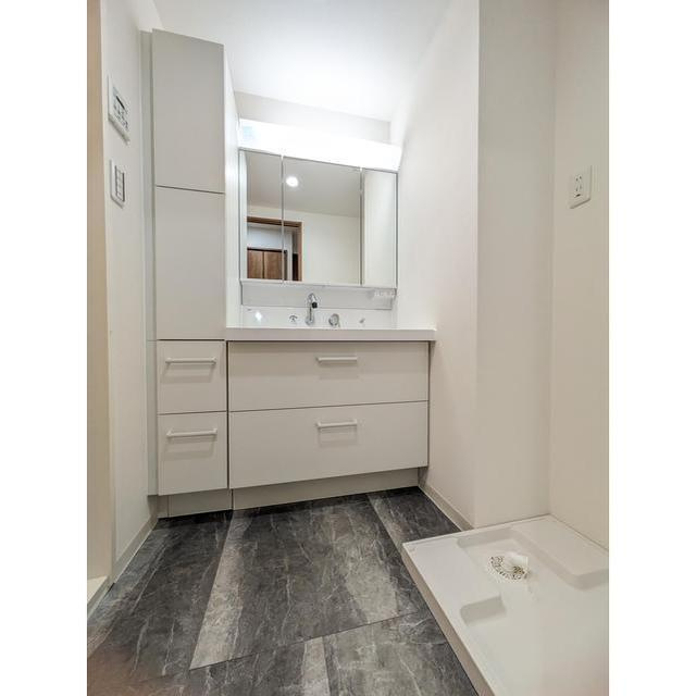 ライオンズマンション新小岩第2の洗面所|システム収納付きの洗面台