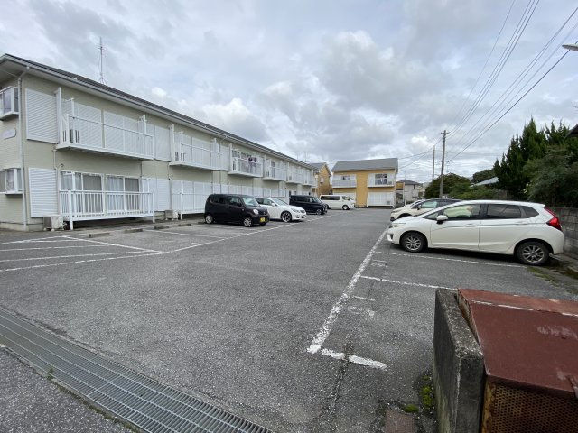 リュミエール東金B棟の駐車場