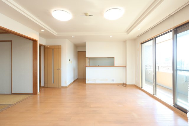 アルファステイツ母衣町の居間・リビング|17.2帖のLDK！
リビング横には和室もあります！