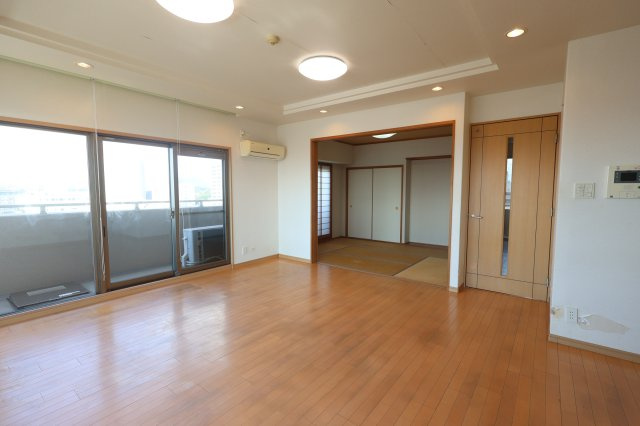 アルファステイツ母衣町のダイニング|17.2帖のLDK！
南西角部屋、2面採光で陽当たり良好です！