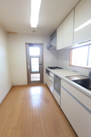 アルファステイツ母衣町のキッチン|キッチンには勝手口が付いているので便利です！