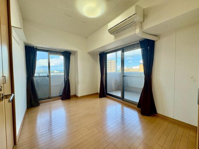 アルファステイツ母衣町の洋室|洋室6帖
両方の窓からベランダに出ることができます。