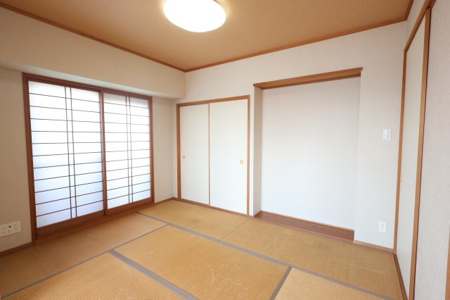 アルファステイツ母衣町の和室|和室6帖！リビング横にあるくつろぎスペースです。
また、小さいお子様がいらっしゃるご家庭にもとても便利な和室です。