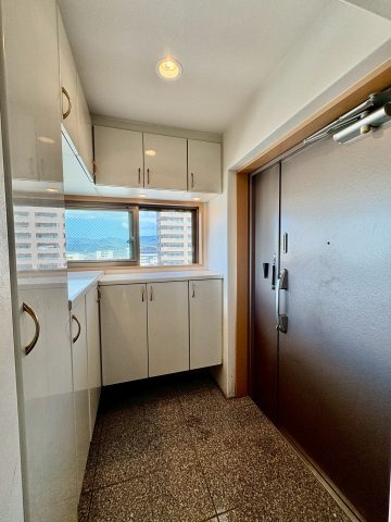 アルファステイツ母衣町の玄関|たっぷりと収納いただけるシューズボックス