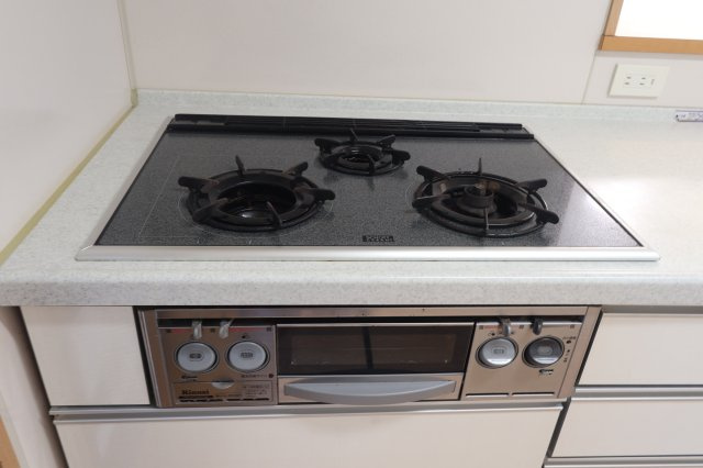 アルファステイツ母衣町のキッチン|3口ガスコンロ