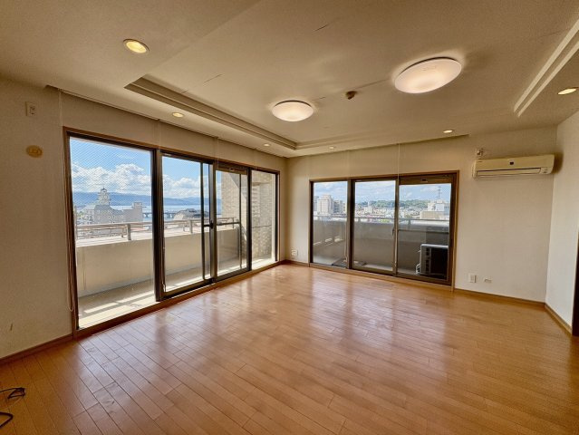 アルファステイツ母衣町の居間・リビング|17.2帖のLDK！
南西角部屋、2面採光で陽当たり良好です！