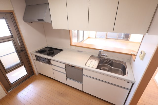 アルファステイツ母衣町のキッチン|3.9帖のキッチン！3口ガスコンロです。
食洗器付きなので家事の時間短縮に繋がります！