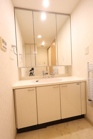 アルファステイツ母衣町の独立洗面台|3面鏡の裏には小物を入れるのに便利な収納があります！