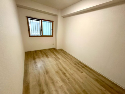 【洋室】 | アルドーレ南大沢 | 洋室のメリットは重い家具が置きやすく、身の回りが整理しやすいことです。 床がフローリングのため畳とは異なり凹みにくいです。 クローゼットなど収納が豊富で、普段使わない旅行カバンや服の整頓も簡単にです。