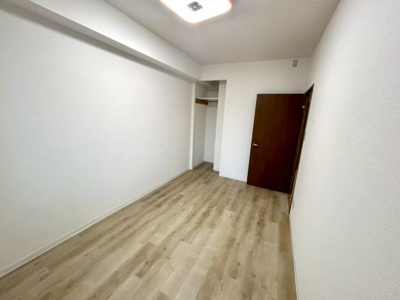 【寝室】 | アルドーレ南大沢 | 寝室でゆっくりと過ごすためにはベッド周りの適度な空間を担保することや窓の位置、照明の明るさ、寝室の広さなどを考える必要があります。自身や家族の構成とライフスタイルに併せて寝室にする部屋を選びましょう！