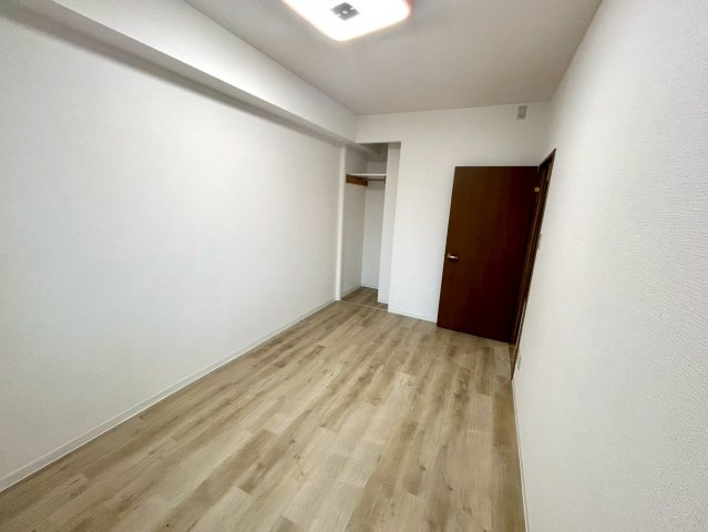 【寝室】 | アルドーレ南大沢 | 寝室でゆっくりと過ごすためにはベッド周りの適度な空間を担保することや窓の位置、照明の明るさ、寝室の広さなどを考える必要があります。自身や家族の構成とライフスタイルに併せて寝室にする部屋を選びましょう！