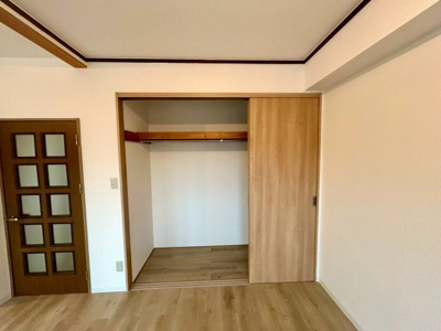 【収納】 | アルドーレ南大沢 | デザイン性を重視しすぎて収納が少なかった！なんてことにならないため、事前に現地で収納の数を確認しておくことをお勧めします。クローゼット以外にも床下収納や屋根裏収納、パントリーなどもチェックしましょう。