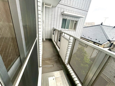 【バルコニー】 | アルドーレ南大沢 | バルコニーは、室外の専用スペースのうち、「屋根がなく開放された空間」であるものを指します。ベランダより広いタイプのものが多く、日当たりもよいため家庭菜園などを楽しみたい人にとって適した環境となります。