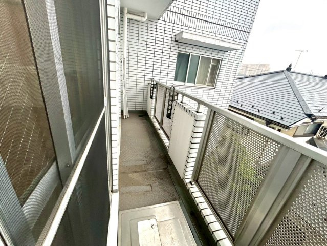 【バルコニー】 | アルドーレ南大沢 | バルコニーは、室外の専用スペースのうち、「屋根がなく開放された空間」であるものを指します。ベランダより広いタイプのものが多く、日当たりもよいため家庭菜園などを楽しみたい人にとって適した環境となります。