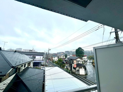 【展望】 | アルドーレ南大沢 | 眺望の良さを楽しめるダイニングキッチンで家族団らんの時間を過ごしてはいかがでしょうか。バルコニーから見える景色を家族で眺める時間は、時間が経つのを忘れてしまいそうですね。是非、現地を見に行きましょう！