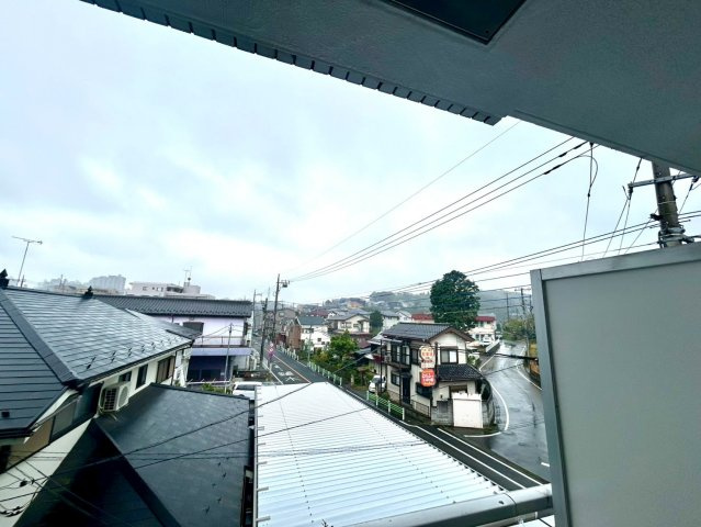 【展望】 | アルドーレ南大沢 | 眺望の良さを楽しめるダイニングキッチンで家族団らんの時間を過ごしてはいかがでしょうか。バルコニーから見える景色を家族で眺める時間は、時間が経つのを忘れてしまいそうですね。是非、現地を見に行きましょう！