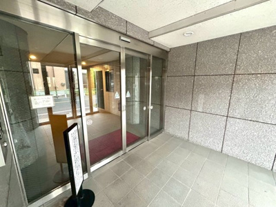 【エントランス】 | アルドーレ南大沢 | マンションのエントランスには、もともと風よけや防犯の役割がありますが、マンションによって宅配ボックスなどの設備が備わっている所もあります。日々の生活をイメージしながら生活しやすさをチェックしましょう。