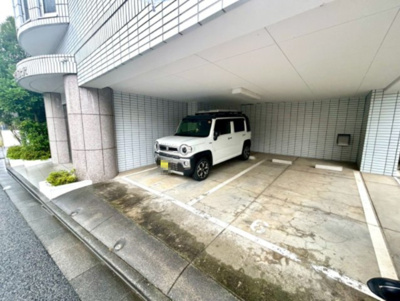 【駐車場】 | アルドーレ南大沢 | 車一台あたりに必要なスペースは、標準サイズの普通自動車で横幅2m50cm、長さ5mは必要になります。ただし、乗降のことも考慮して横幅3m30cm、長さ5m50cmほどは確保できるところを選びましょう。