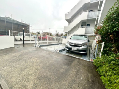 【駐車場】 | アルドーレ南大沢 | 駐車場と明記されていても、最小スペースでつくられた駐車場だと大型車は駐車できなかったり、出入りしにくくなったりする可能性があります。お車のサイズと購入したい物件の駐車場のサイズを現地で確認しましょう。