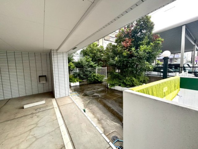 【庭】 | アルドーレ南大沢 | 物件によっては、入居者が個人的に使用できる専用庭がついているものもあります。また、住宅の中にある土間の部分を庭と呼ぶこともあります。庭の用途は住む人によって変わり、それによってデザインもさまざまです。