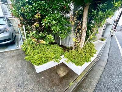 【中庭】 | アルドーレ南大沢 | 中庭（パティオ）とは、一つの建築物の内部に設けられた、壁などで囲われている庭のことを指します。コの字型、ロの字型が主流ですが、L字型の中庭もあります。最近では、インテリア性の高さからも人気があります。