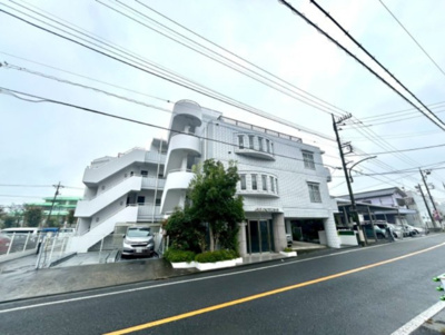 【現況写真】 | アルドーレ南大沢 | 外観はマンション管理がされているかの目安になります。築年数が古いと、壁面は劣化してひび割れが生じることも！建物が古びていても細かいところが修繕されていると、きちんと管理されているなぁと感じるでしょう。