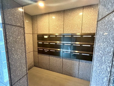 【設備】 | アルドーレ南大沢 | エントランス付近に設置されている集合ポストは、住んでいる部屋と離れているため、ポストをあさるなど誰かに何かされていても被害に気づきにくいです。入居する時には他人に特定されにくい番号で鍵をかけましょう！