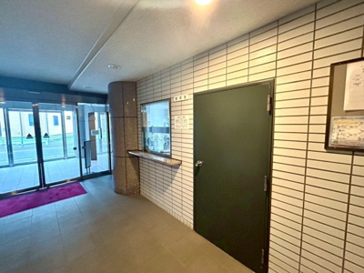 【受付】 | アルドーレ南大沢 | 受付はマンションコンシェルジュがいる場合もあれば、管理人が滞在する小部屋を総称して呼ぶことがあります。主にエントランスに設置されていることから、防犯面でも期待ができます。防犯設備がない場合はより安心！