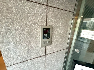 【防犯設備】 | アルドーレ南大沢 | 当然のことではありますが、オートロックやセンサーライト、ホームセキュリティーなどの防犯設備があれば、小さいお子様がいるご家庭も安心ですよね！まず物件購入の際は、防犯設備もチェックするようにしましょう。