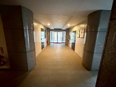 【ロビー】 | アルドーレ南大沢 | ラウンジは、マンションの共用スペースに椅子やテーブルなどを配置した利用者が寛げる空間です。屋内型ラウンジと屋外型ラウンジがあります。共用部分の管理状況と合わせて、詳細については現地でご確認ください。
