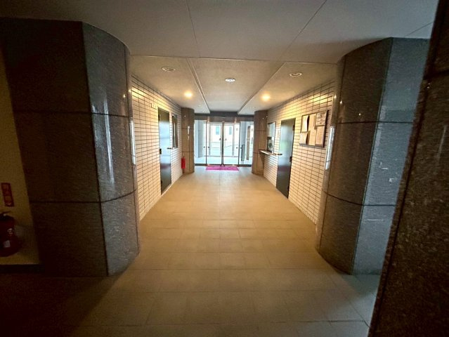 【ロビー】 | アルドーレ南大沢 | ラウンジは、マンションの共用スペースに椅子やテーブルなどを配置した利用者が寛げる空間です。屋内型ラウンジと屋外型ラウンジがあります。共用部分の管理状況と合わせて、詳細については現地でご確認ください。

