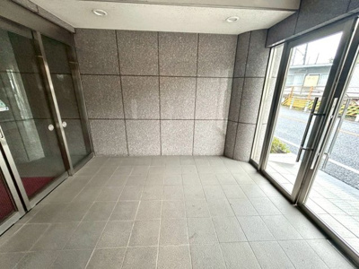 【ロビー】 | アルドーレ南大沢 | ロビーというと、エントランスと何がちがうの？と思いますよね。実はロビーとエントランスには明確な決まりはありません。物件によっては、エントランスを入って広がるある程度の広さのある空間がロビーとなります。