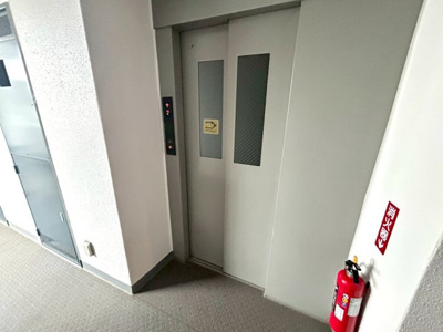 【その他共用部分】 | アルドーレ南大沢 | 共有部分は、住民なら誰もが使える設備のこと。例えば駐車場やエレベーター、インターネット設備、セキュリティ設備などがあります。他にも、マンションの廊下・外部階段やエントランス・ゴミ置き場などがあります。