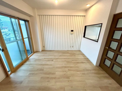 【ダイニング】 | アルドーレ南大沢 | ダイニングは、食事や家族の団らんスペースとしてだけではなく、ほかの用途としても使用することができます。ダイニングテーブルを置き、食事のためのスペースを作ることでリビングとの差別化を図ることができます。