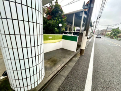 【設備】 | アルドーレ南大沢 | 共有部分は、住民なら誰もが使える設備のこと。例えば駐車場やエレベーター、インターネット設備、セキュリティ設備などがあります。他にも、マンションの廊下・外部階段やエントランス・ゴミ置き場などがあります。