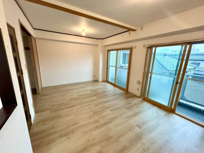 【居間・リビング】 | アルドーレ南大沢 | リビングの間取りの種類は大きくわけてリビングとダイニングが別になっているタイプ、リビングダイニング一体型です。どちらも一長一短ですので、家を選ぶ時はその両面をチェックして決めるようにしましょう。
