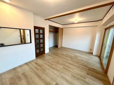 【居間・リビング】 | アルドーレ南大沢 | 直線タイプはLとDKを一直線に並べた形で対面キッチンのタイプです。一般的なのでよく見かけるかもしれません。直線タイプに似た直接アイランドタイプは、キッチンとダイニングの間に壁がない分広く感じられます。