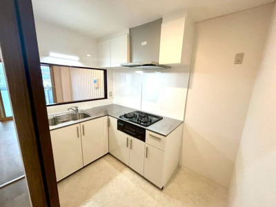 【キッチン】 | アルドーレ南大沢 | 標準的なシステムキッチンの横幅は、165cm～300cm程度です。2100・2400・2550・2700などミリ単位で表記されます。普段どのように料理をするのかを想定しながら合ったサイズを選びましょう