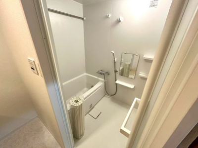 【浴室】 | アルドーレ南大沢 | 入浴時の快適さも大事なことですが、綺麗な状態を維持できなければ気持ちよく入浴できません。毎日の掃除が楽という点は大事なポイントになります！カビが生えにくく掃除がしやすい、壁や浴槽を選ぶといいでしょう。