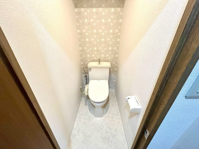 【トイレ】 | アルドーレ南大沢 | トイレは大きさや形、機能、抗菌性などが異なる多種多彩なタイプが各メーカーから出ています。それぞれに良さがあるため、事前にどういったタイプのトイレがいいのかをご家庭内で決めて、内見に行くといいでしょう。